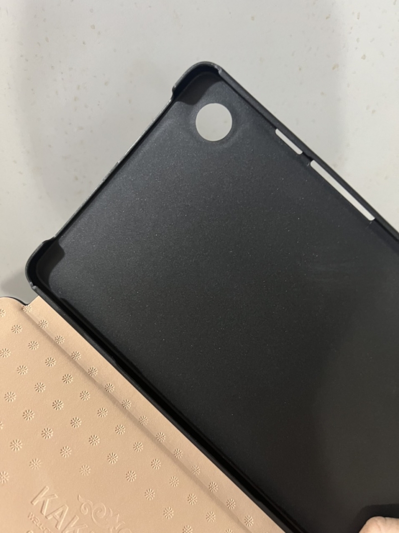 Bao Da Samsung Galaxy Tab A9 X110/X115 Da PU Hiệu Kaku này được làm bằng da trơn chất liệu cao cấp chắc chắn giúp bao da không bị bong tróc và trở nên bền bỉ hơn, bảo vệ cho chiếc tablet của bạn không bị trầy xước